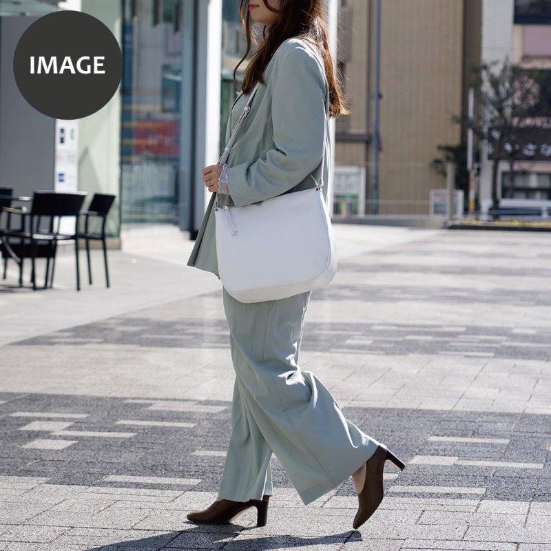 画像11: 【直営店限定】超撥水・超軽量レザーの大きめショルダーバッグ (11)