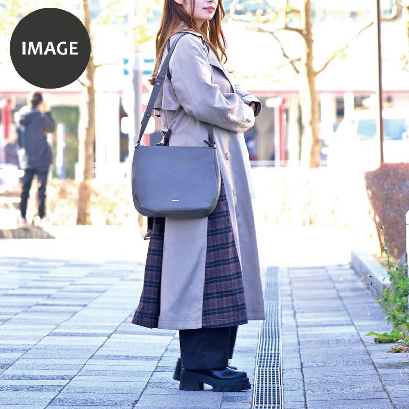 画像9: 【直営店限定】超撥水・超軽量レザーの大きめショルダーバッグ (9)